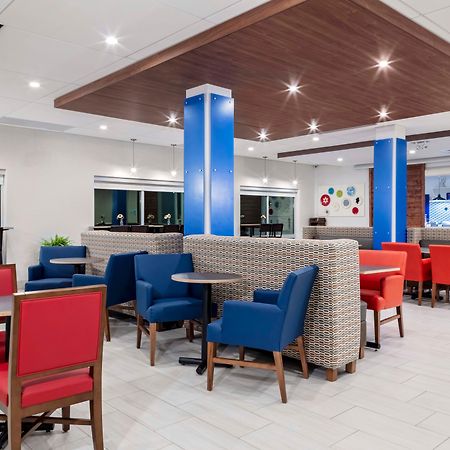 Holiday Inn Express & Suites - Madison By Ihg Exterior photo