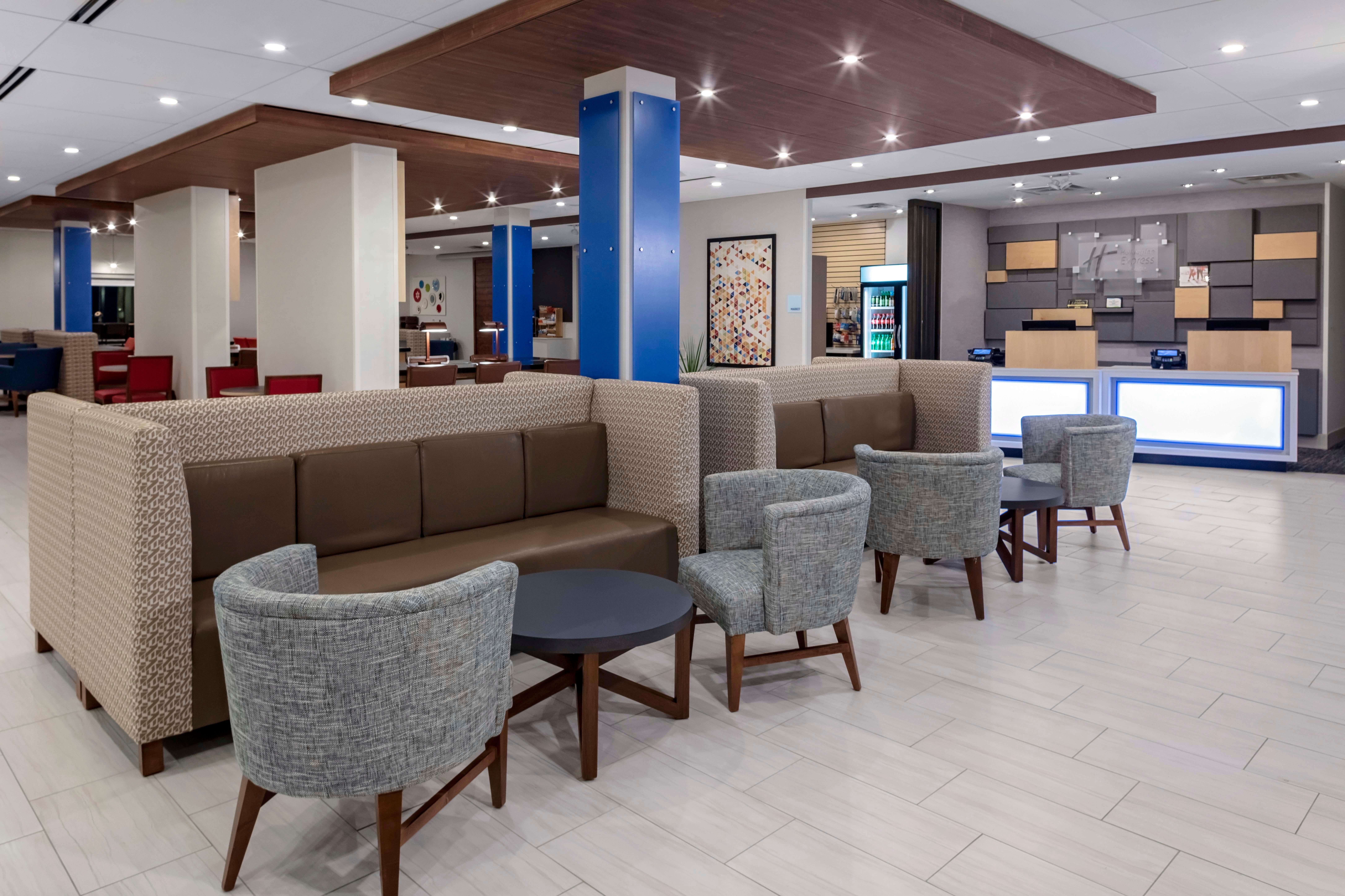 Holiday Inn Express & Suites - Madison By Ihg Exterior photo