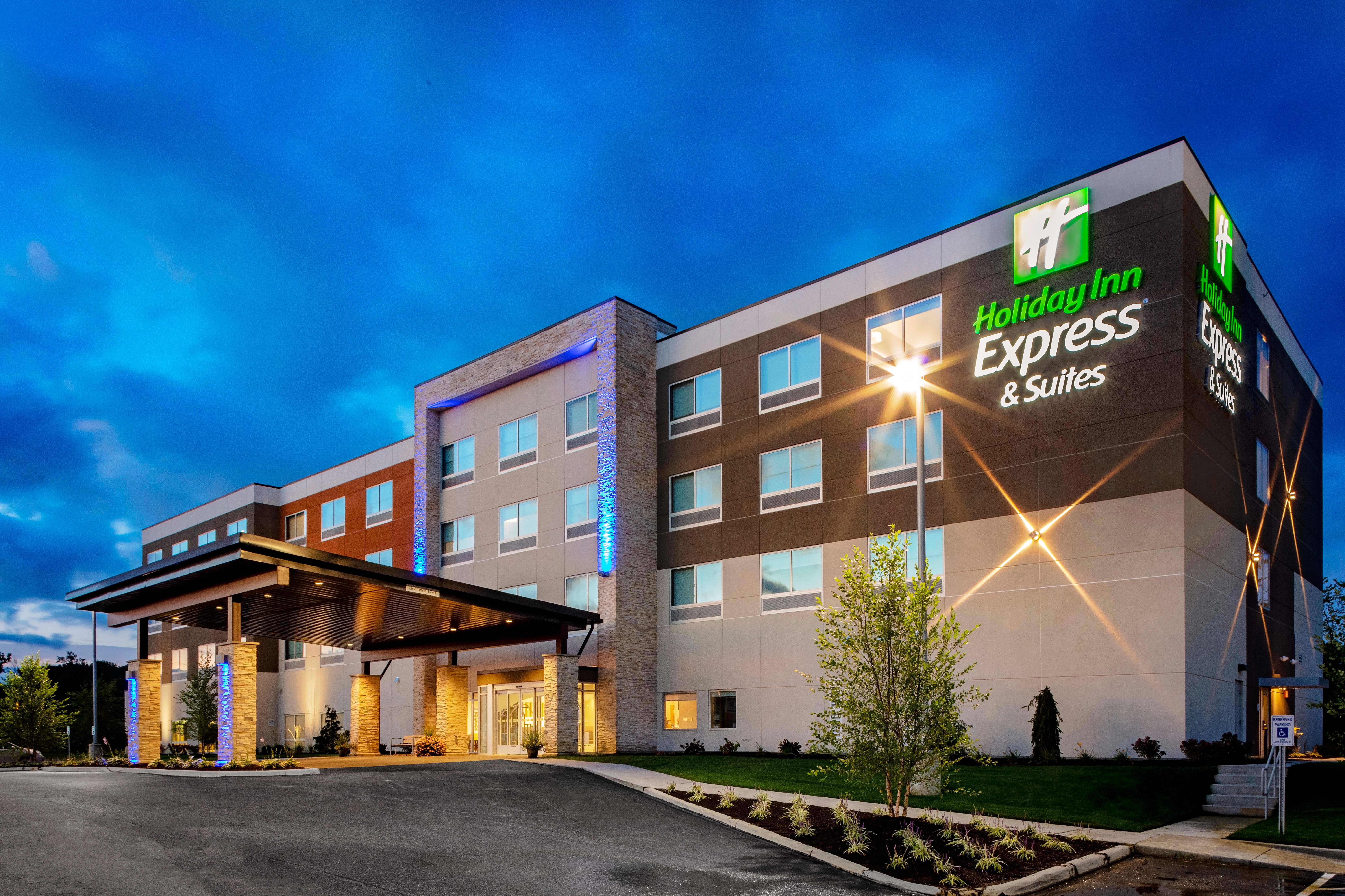 Holiday Inn Express & Suites - Madison By Ihg Exterior photo
