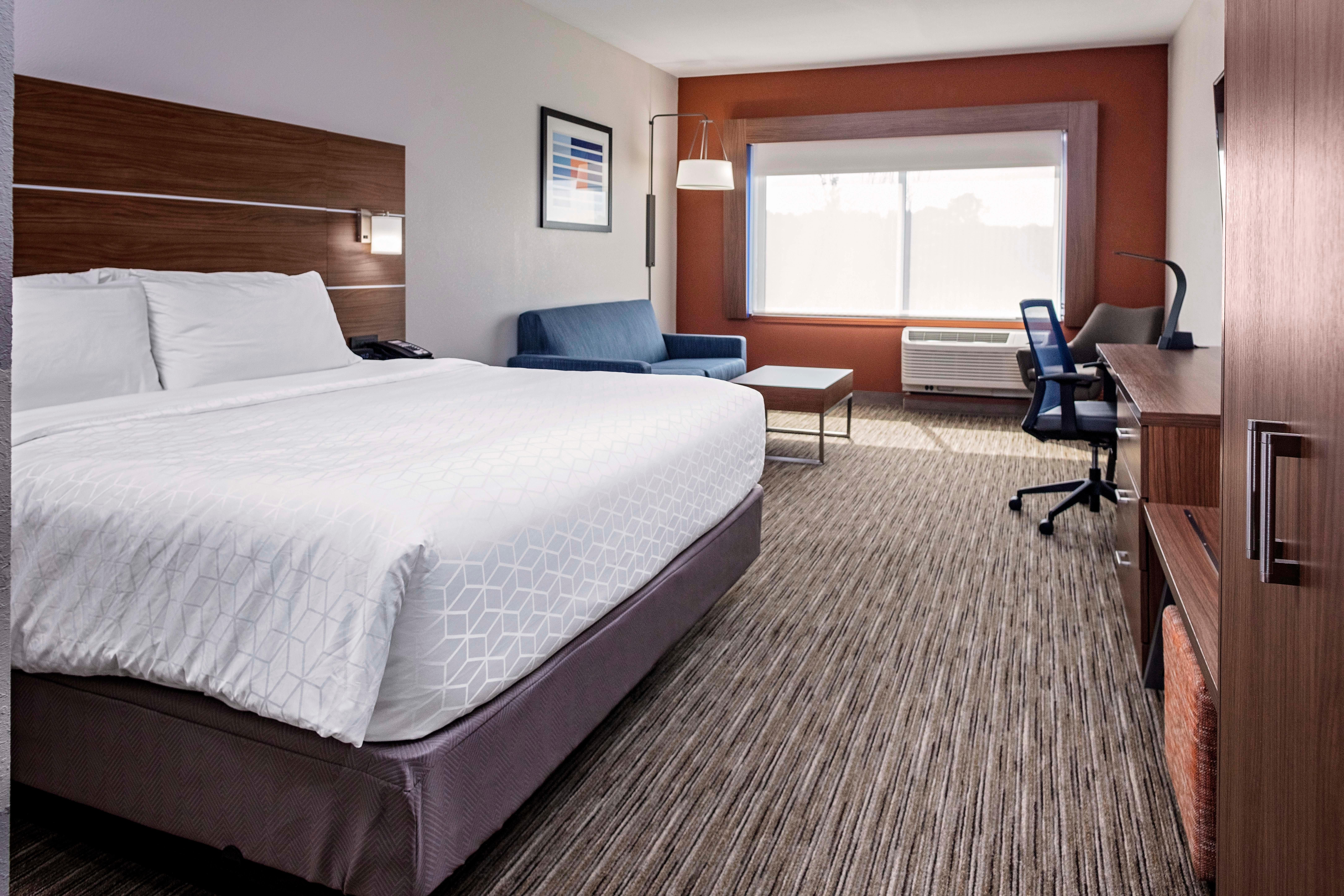 Holiday Inn Express & Suites - Madison By Ihg Exterior photo
